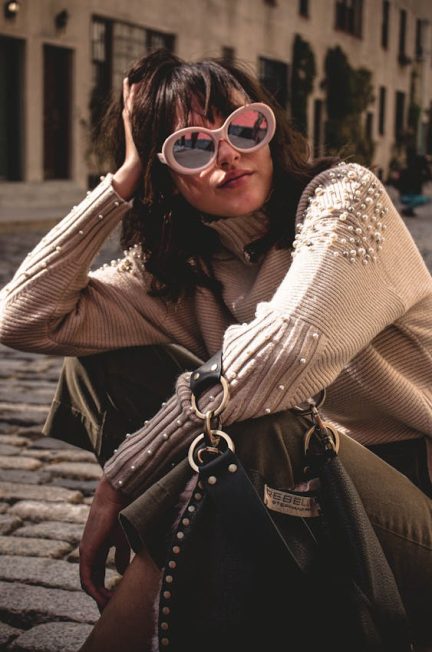 Girl-in-sitting-pose-with-shades-and-handbag-in-hand
