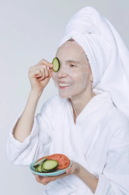 Women-with-cucumber-and-tomatoes