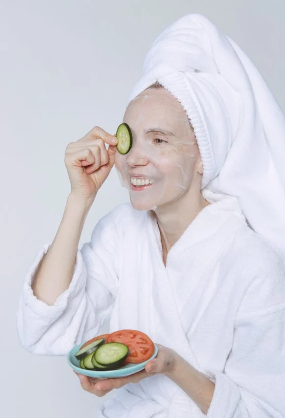 Women-with-cucumber-and-tomatoes