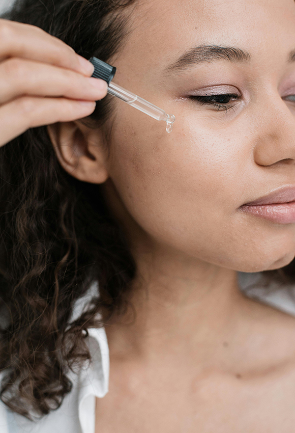 Woman-doing-skincare