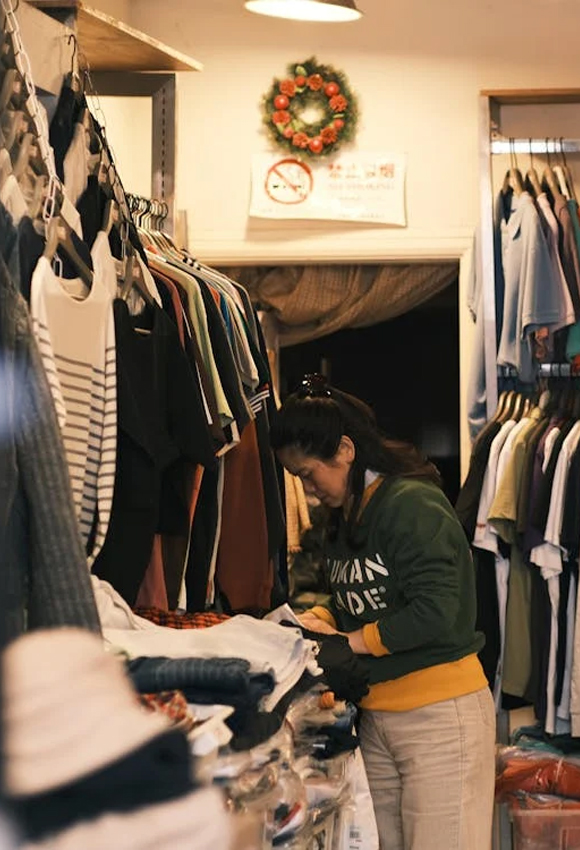 Women-in-thrift-store